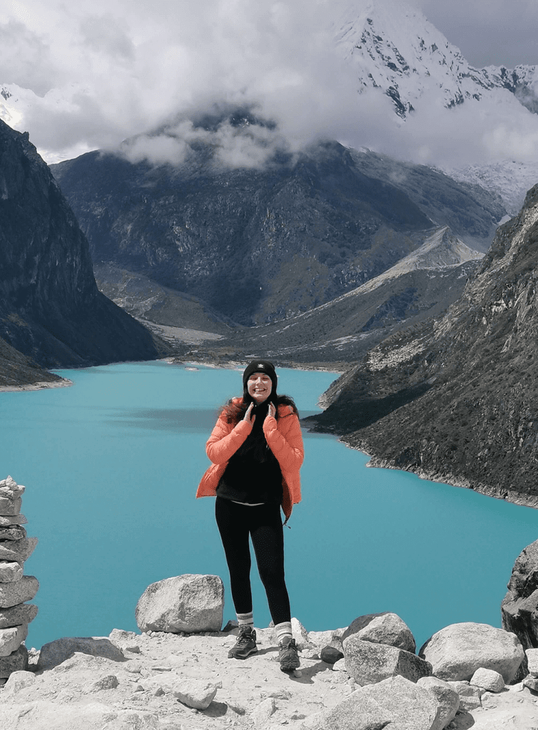 Anne-Sophie en montagne avec un magnifique lac en arrière-plan.